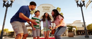 Family of 4 in front of Universal Studios Hollywood arch